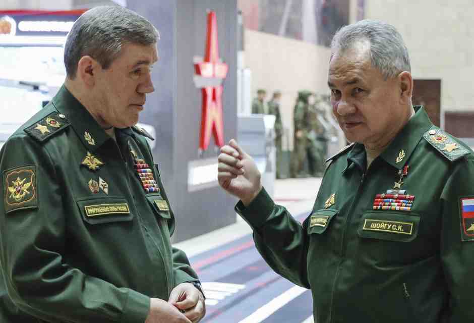 L'ex ministro della Difesa russo Sergei Shoigu, a destra, e il generale Valeri Gerasimov (Associated Press/LaPresse)&nbsp;<br />