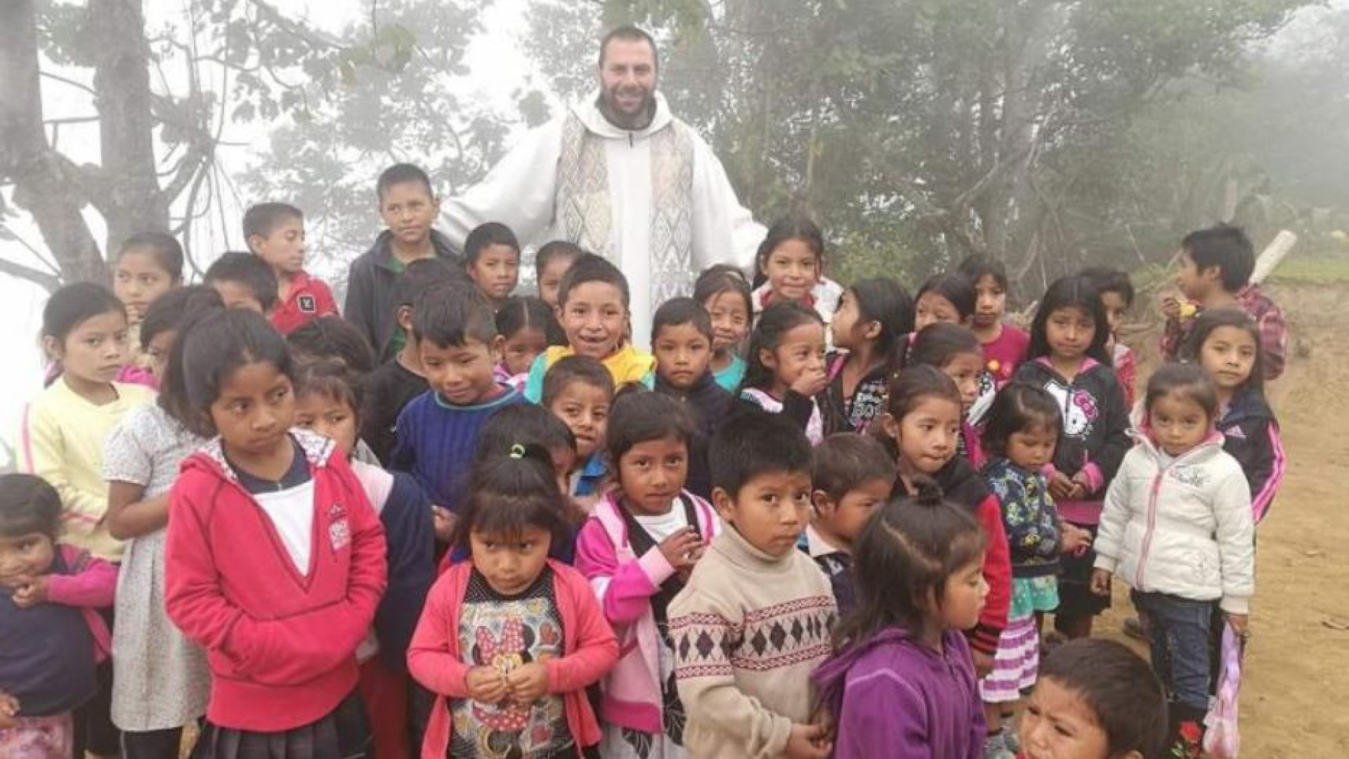 Immagine di Da Napoli al Guatemala, l'opera di padre Angelo con i bimbi maya
