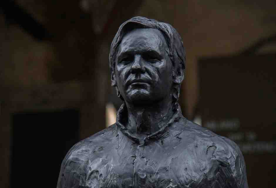 Installazione dell’opera "Anything to say" durante una manifestazione pro-Assange a Milano il 20 Maggio 2024 (Foto Claudio Furlan/Lapresse) <br />