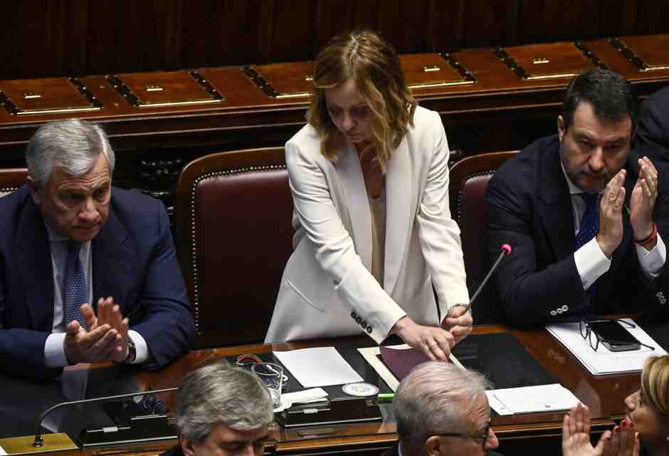 "Ragà, arzateve pure voi". Cosa ci dice la scenetta tra Meloni, Salvini e Tajani