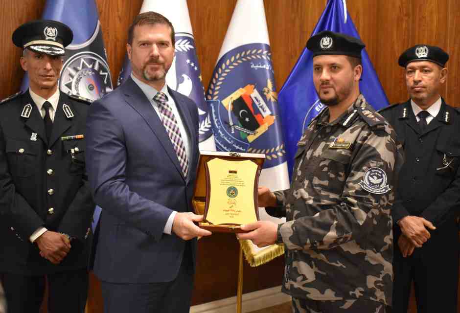 A sinistra il direttore di Eubam Libia, Jan Vycital (foto: @EubamLibya su X)