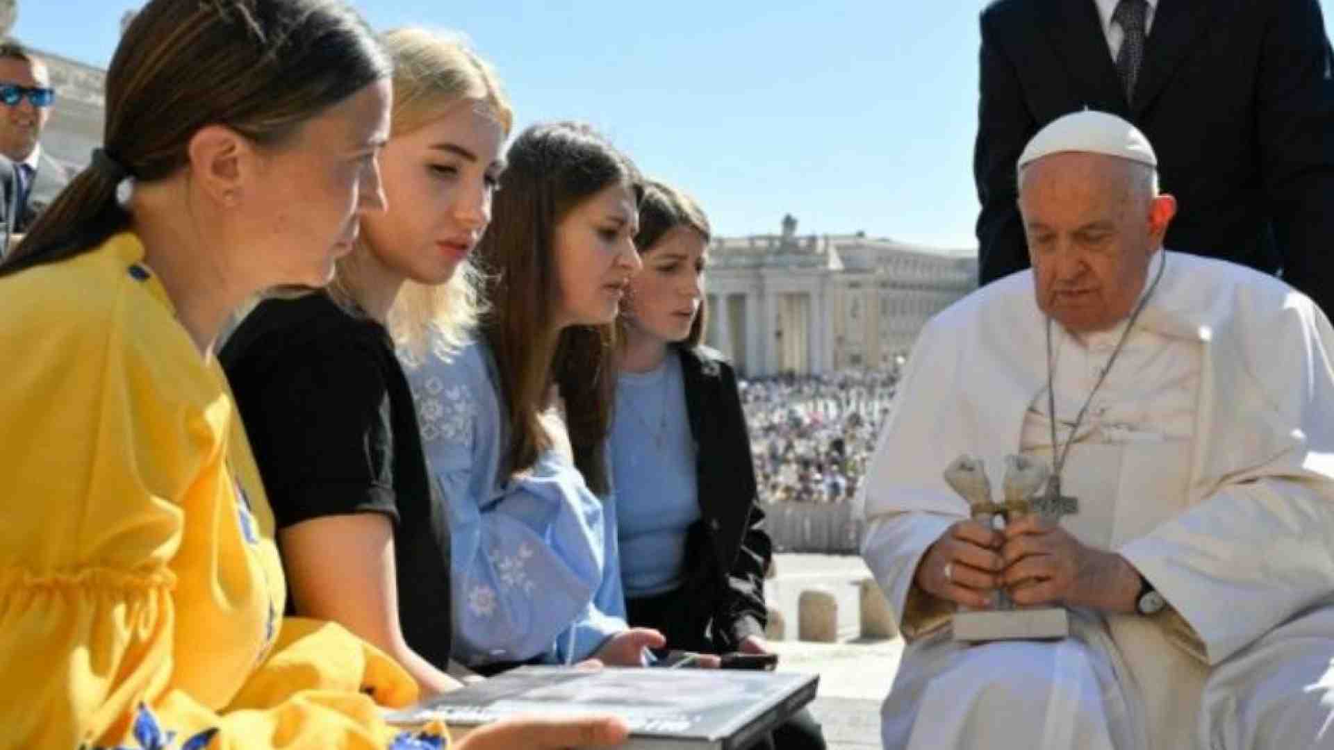Immagine di Madri e mogli dei prigionieri ucraini dal Papa. «Tornino da noi dalla Russia»