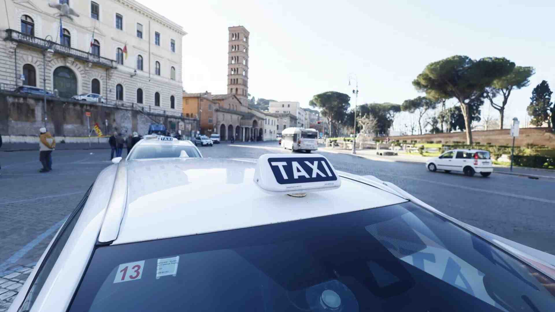 Immagine di A Roma “le licenze dei taxi sono ferme al 2006, ma il mondo non s’è fermato”