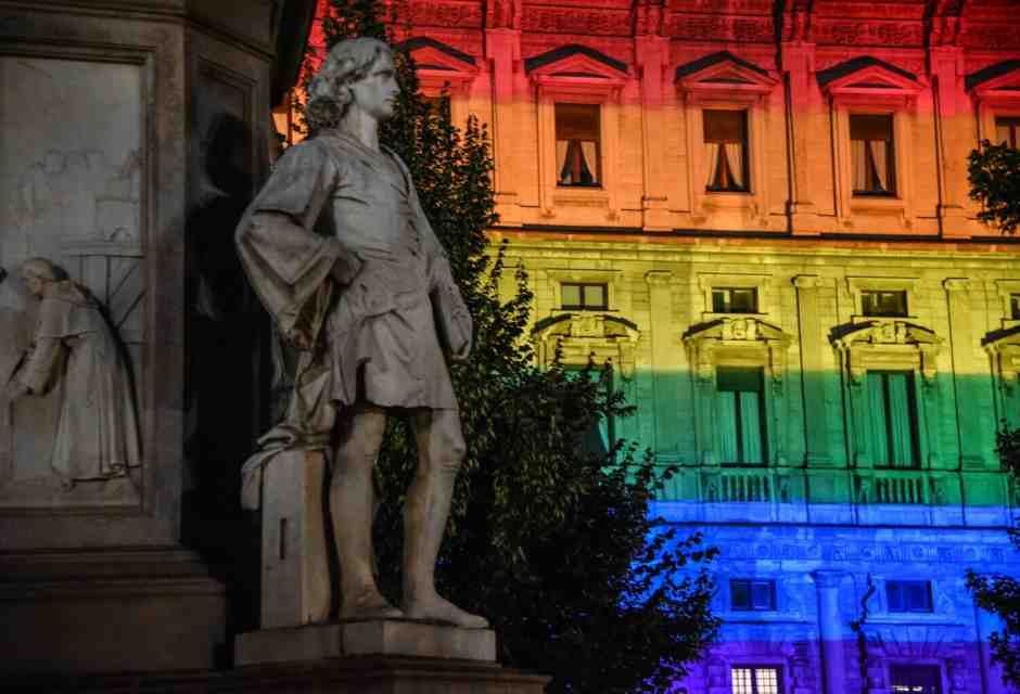 Palazzo Marino a Milano illuminato con i colori della banidera LGBT