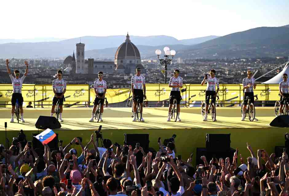 La presentazione delle squadre a piazzale Michelangelo a Firenze. Sabato il via del Tour de France (foto Getty Images)