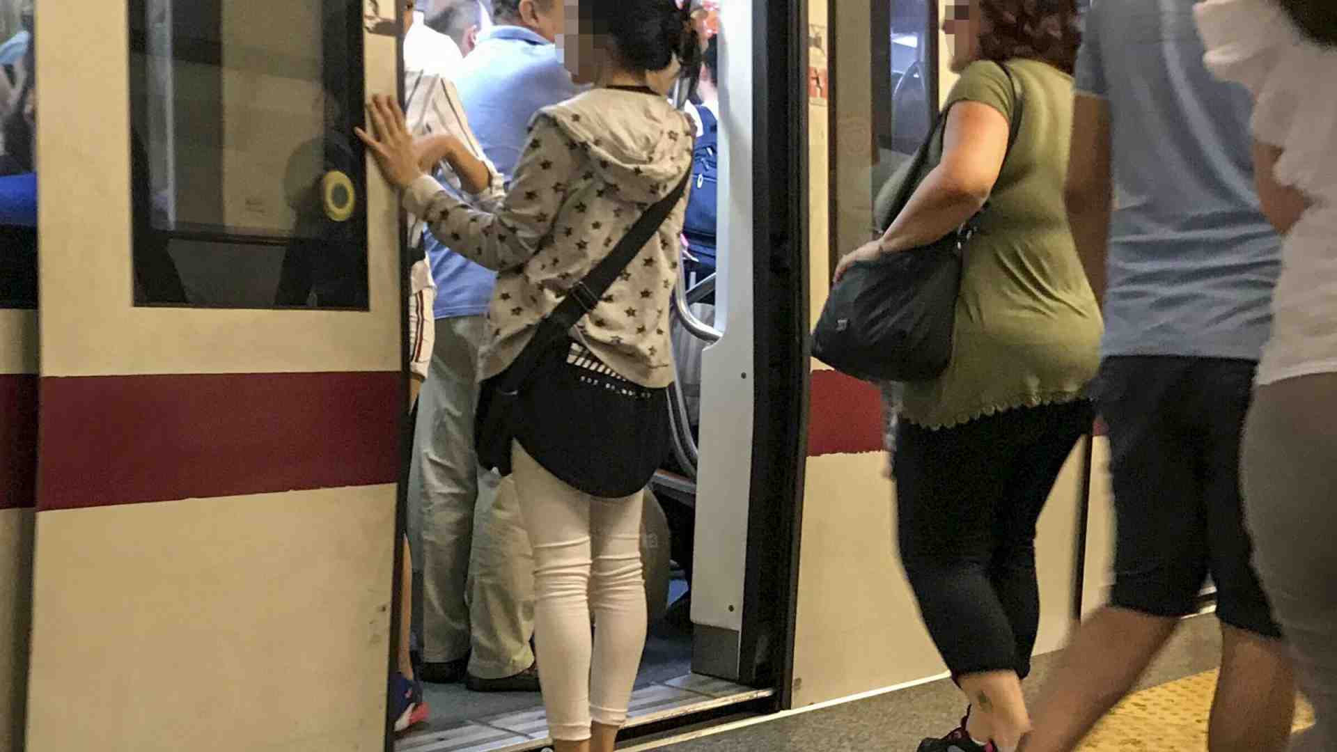 Immagine di L’inferno delle borseggiatrici sulla metro di Roma è una calamità (anche social)