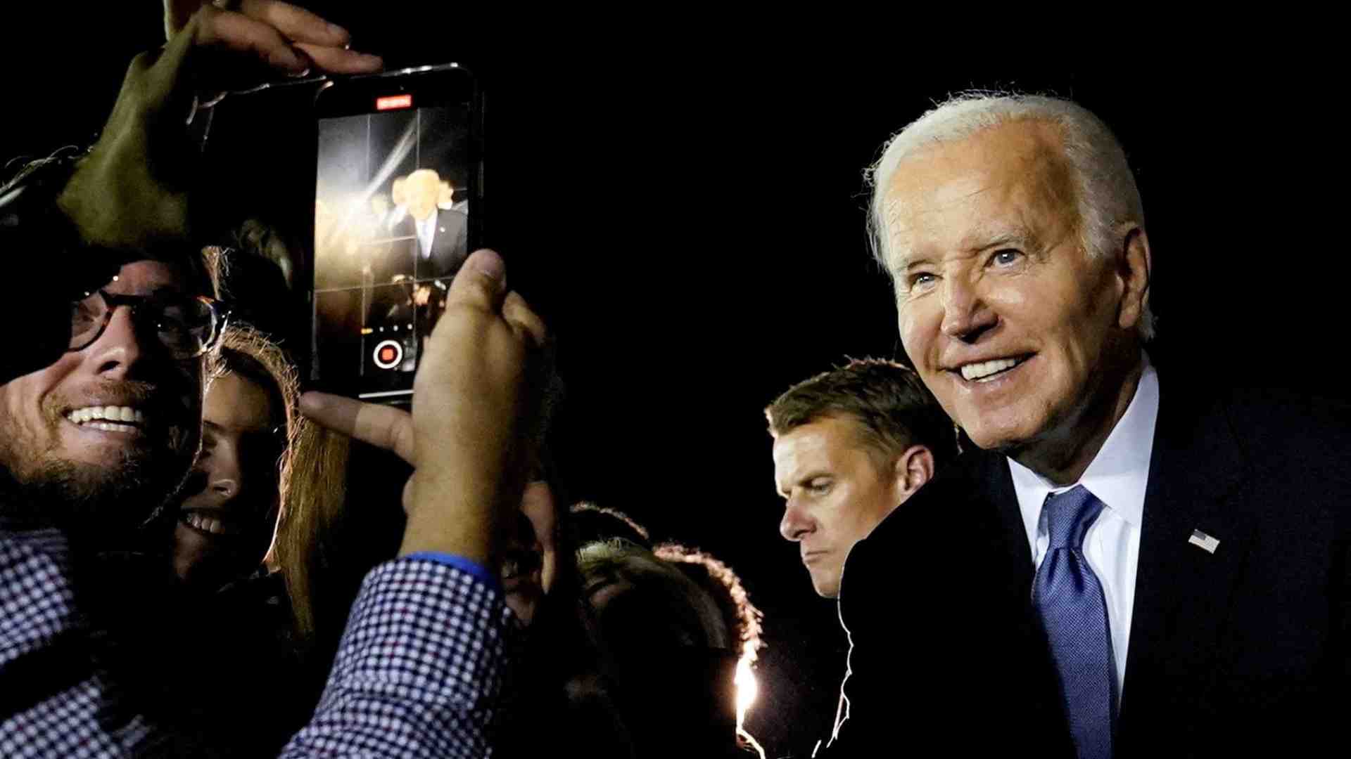 Immagine di Anche il New York Times «pensiona» Biden. Che non molla