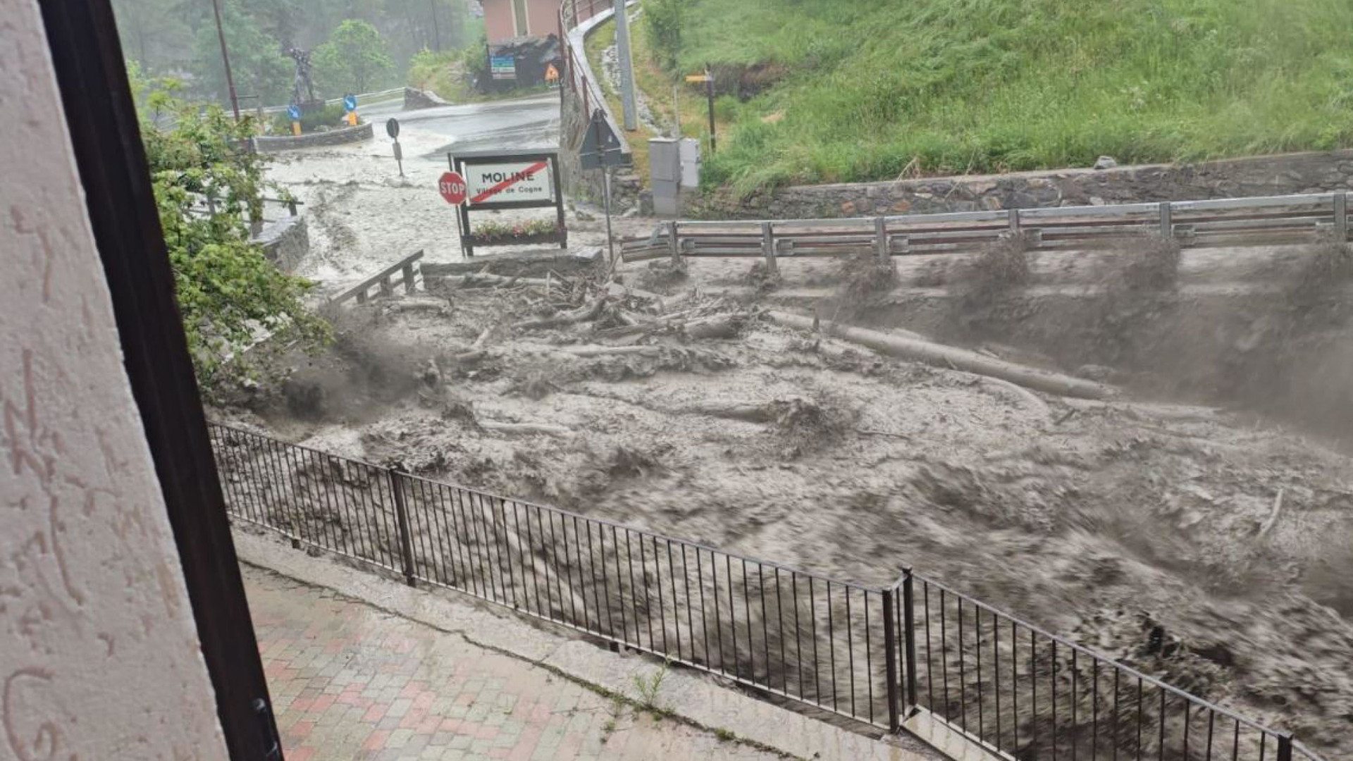 Immagine di Cogne, esondano i torrenti. Il paese è isolato