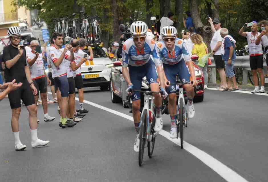 Romain Bardet ha vinto la 1a tappa del Tour de France 2024, la Firenze-Rimini (foto Ap, via LaPresse)