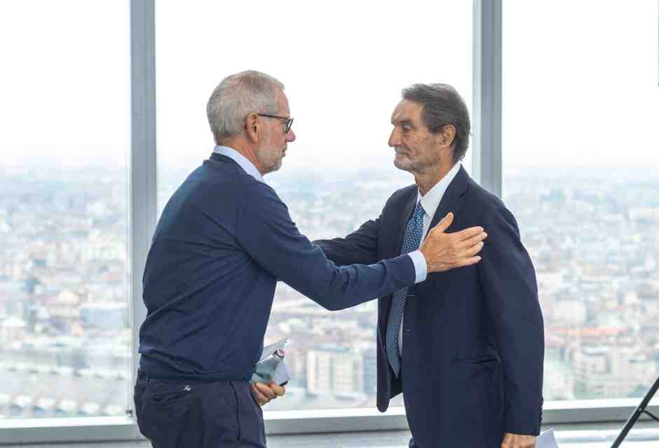 Il presidente della Lombardia Attilio Fontana e l&rsquo;assessore Guido Bertolaso al Belvedere di Palazzo Lombardia (Stefano Porta / LaPresse)&nbsp;<br />