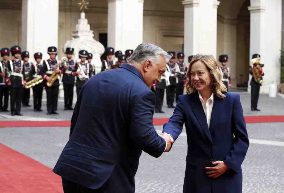 Giorgia Meloni con Viktor Orban - foto via Getty Images
