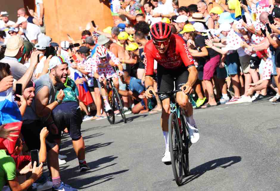 Kevin Vauquelin solo al comando verso il Santuario della Madonna di San Luca nel corso della 2a tappa del Tour de France 2024 (foto Getty Images)