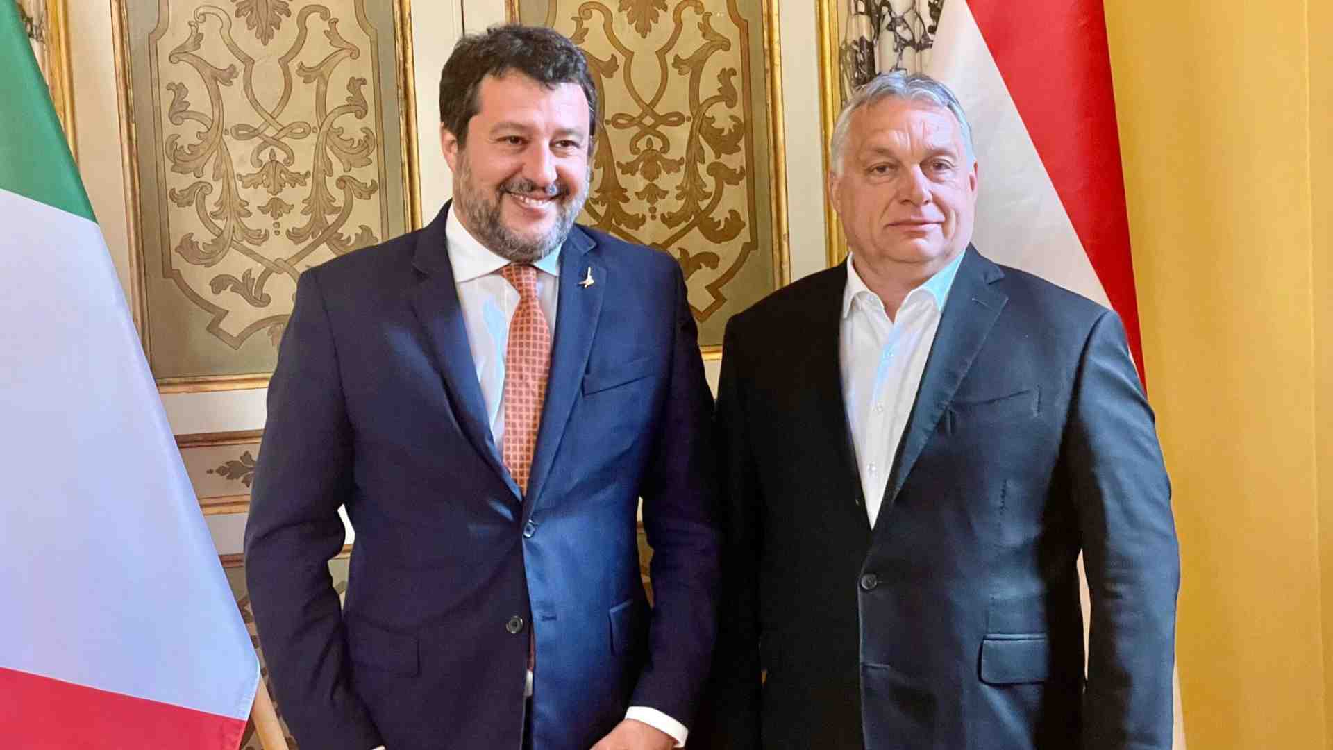 Immagine di Salvini benedice i "Patrioti per l'Europa" di Orbán. E fa un dispetto a Meloni