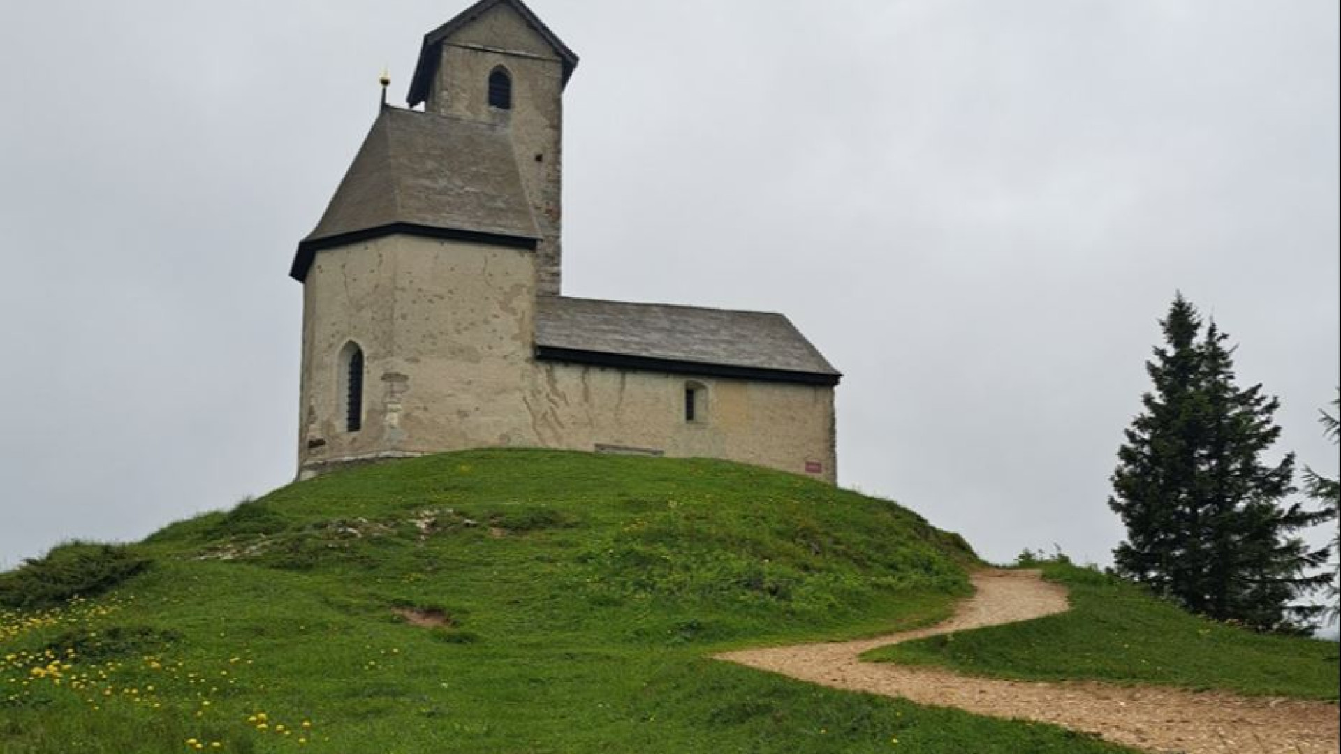 Immagine di Monte San Vigilio, sul Sentiero della fede uniti da un filo di Lana