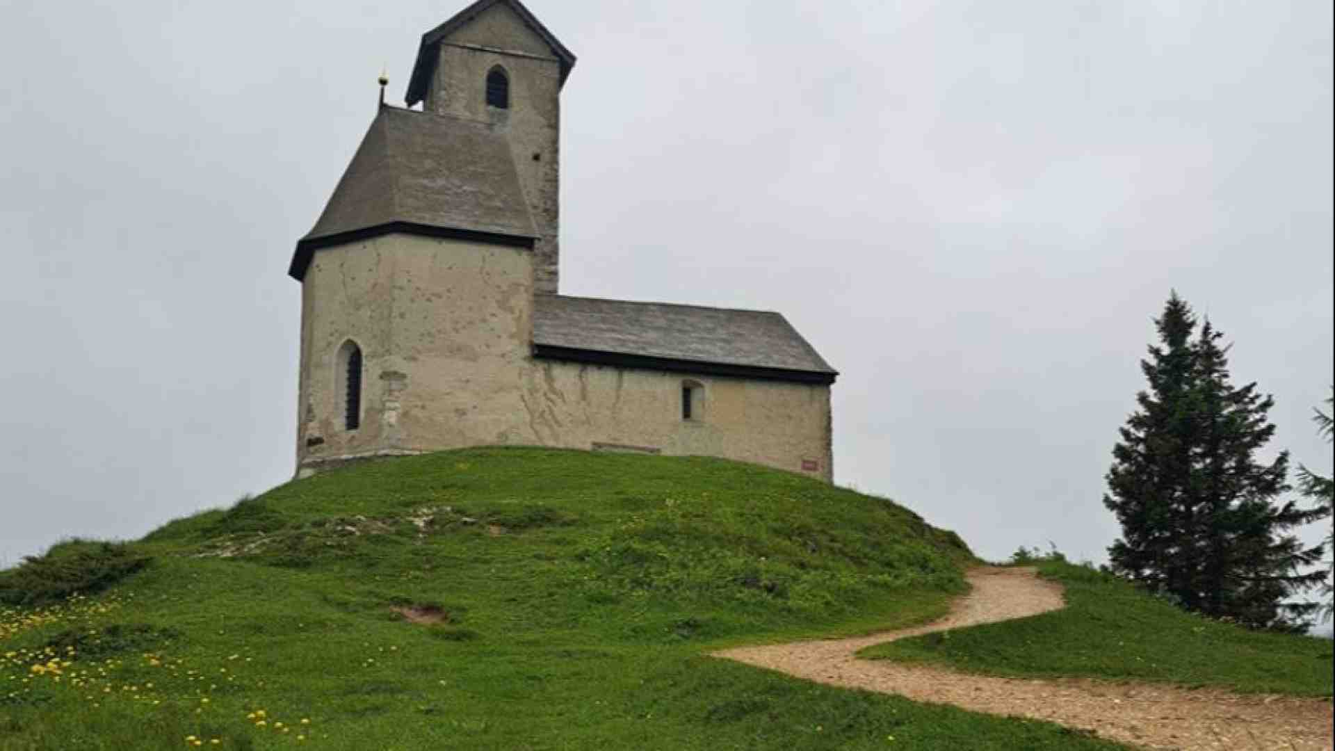 Immagine di Monte San Vigilio, sul Sentiero della fede uniti da un filo di Lana