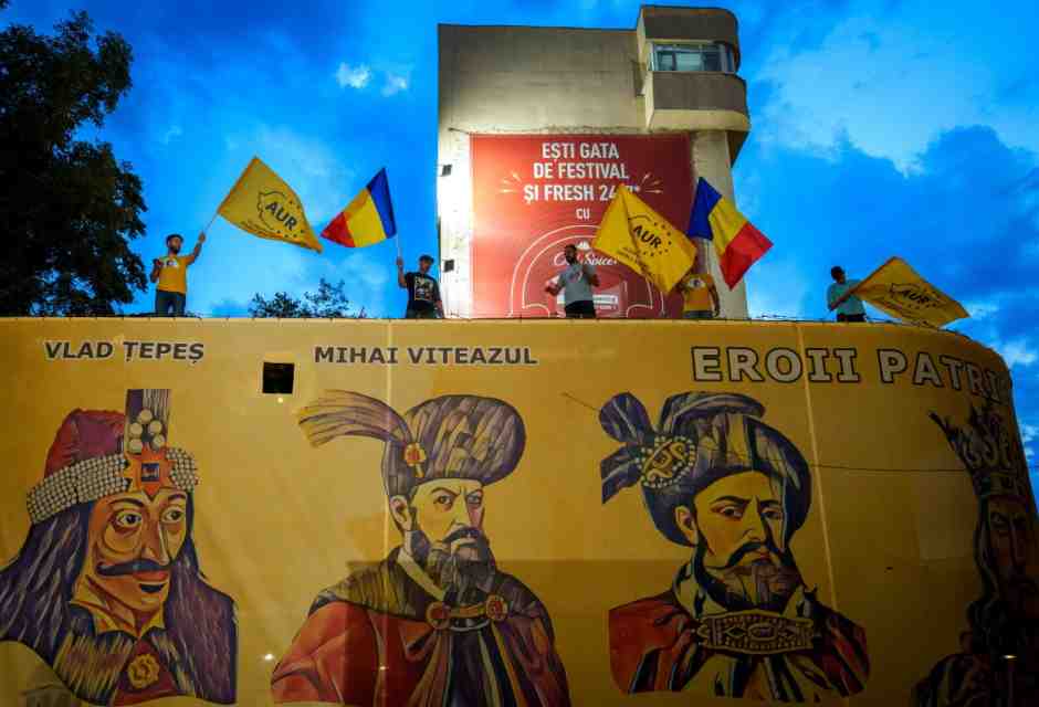 &nbsp;Una manifestazione del partito di estrema destra rumeno Aur con le immagini degli antichi voivodi Vlad Tepes e Michele il Coraggioso (foto LaPresse)