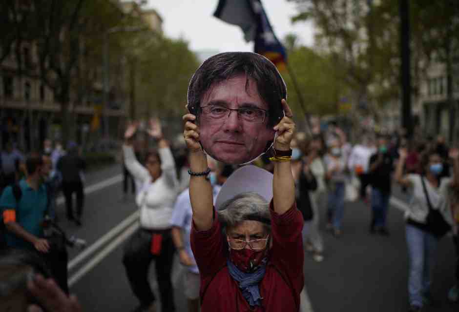 Barcellona, una donna regge un manifesto con il volto dell'ex leader catalano Carles Puigdemont (AP Photo/Joan Mateu, file)&nbsp;<br />