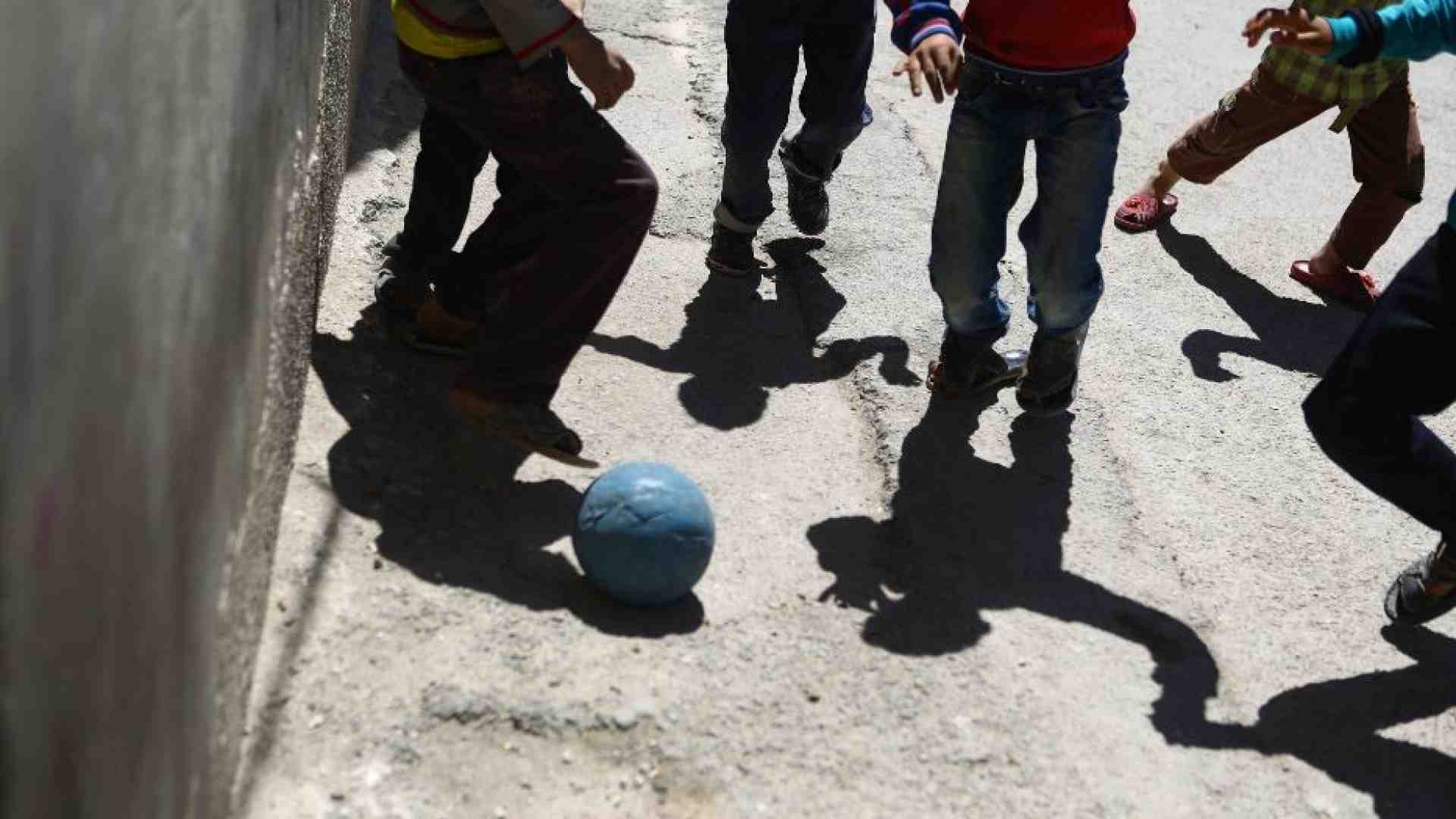 Immagine di Lite per un pallone finisce a insulti razzisti. E diventa un caso politico