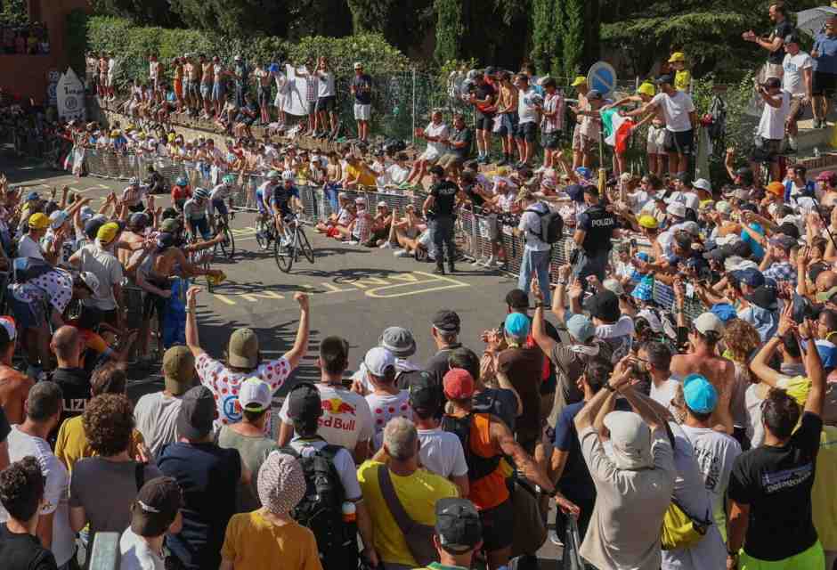 Il passaggio del Tour de France sulla salita che porta al Santuario della Madonna di San Luca (foto LaPresse)