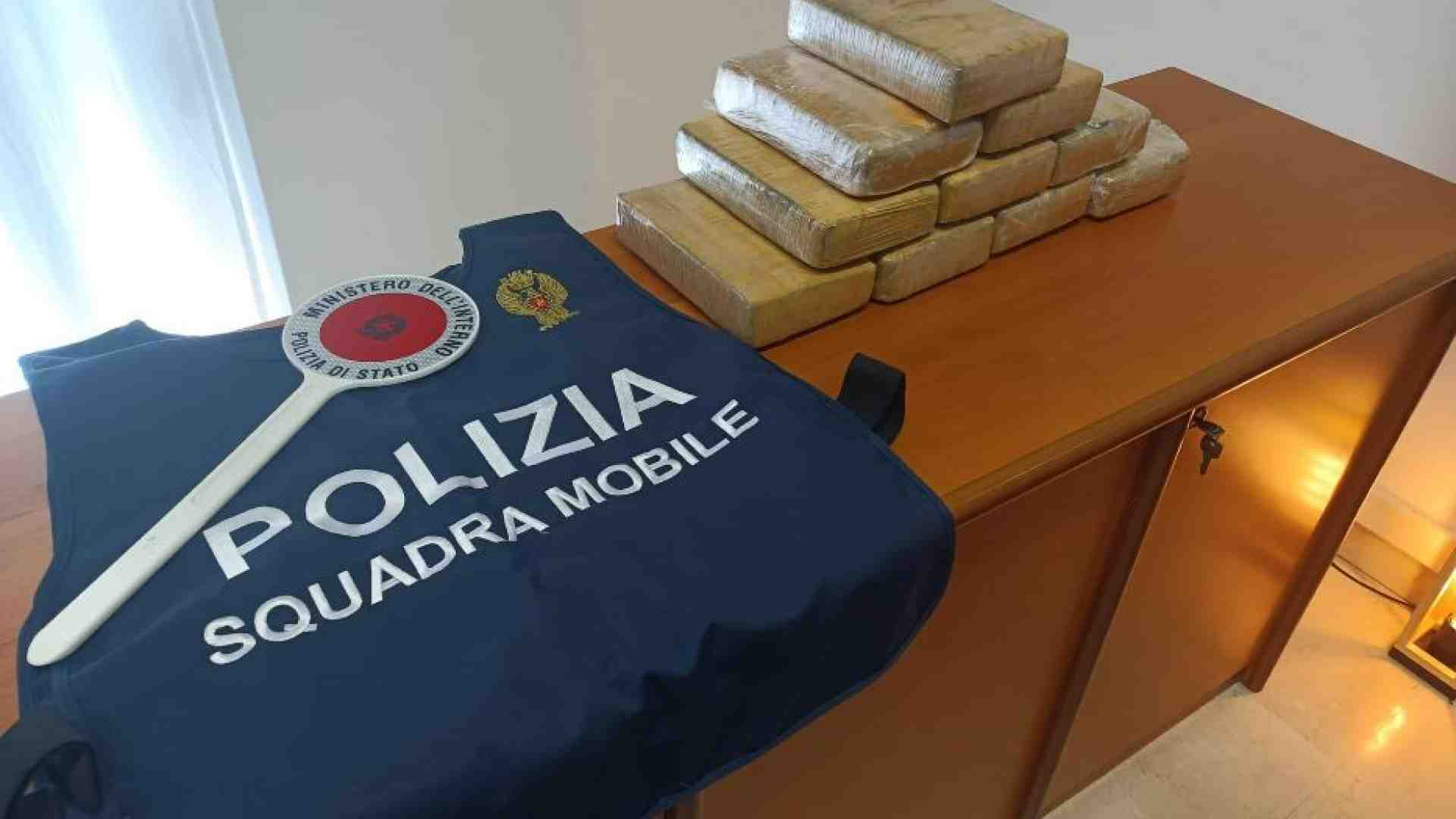Immagine di La droga si ordina dall'app del telefonino, come fosse una pizza