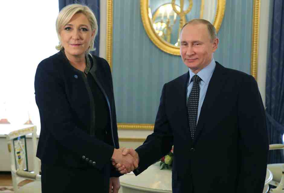 Marine Le Pen al Cremlino con Putin nel 2017 (Mikhail Klimentyev, Sputnik, Kremlin Pool Photo via AP)<br />