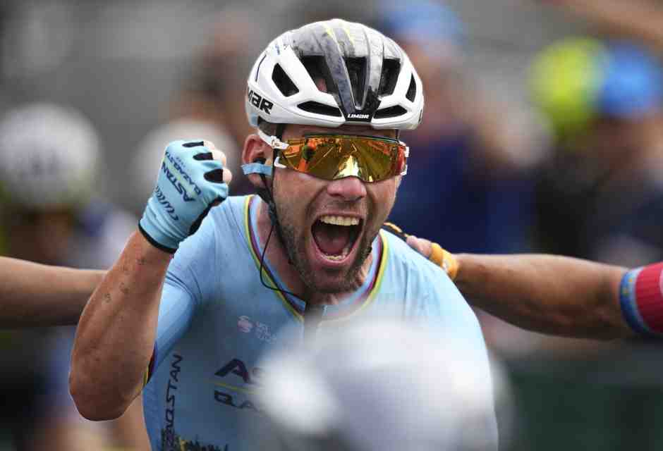 Mark Cavendish festeggia la 35a vittoria al Tour de France, è il corridore che ha vinto di più alla Grande Boucle (foto Ap, via LaPresse)