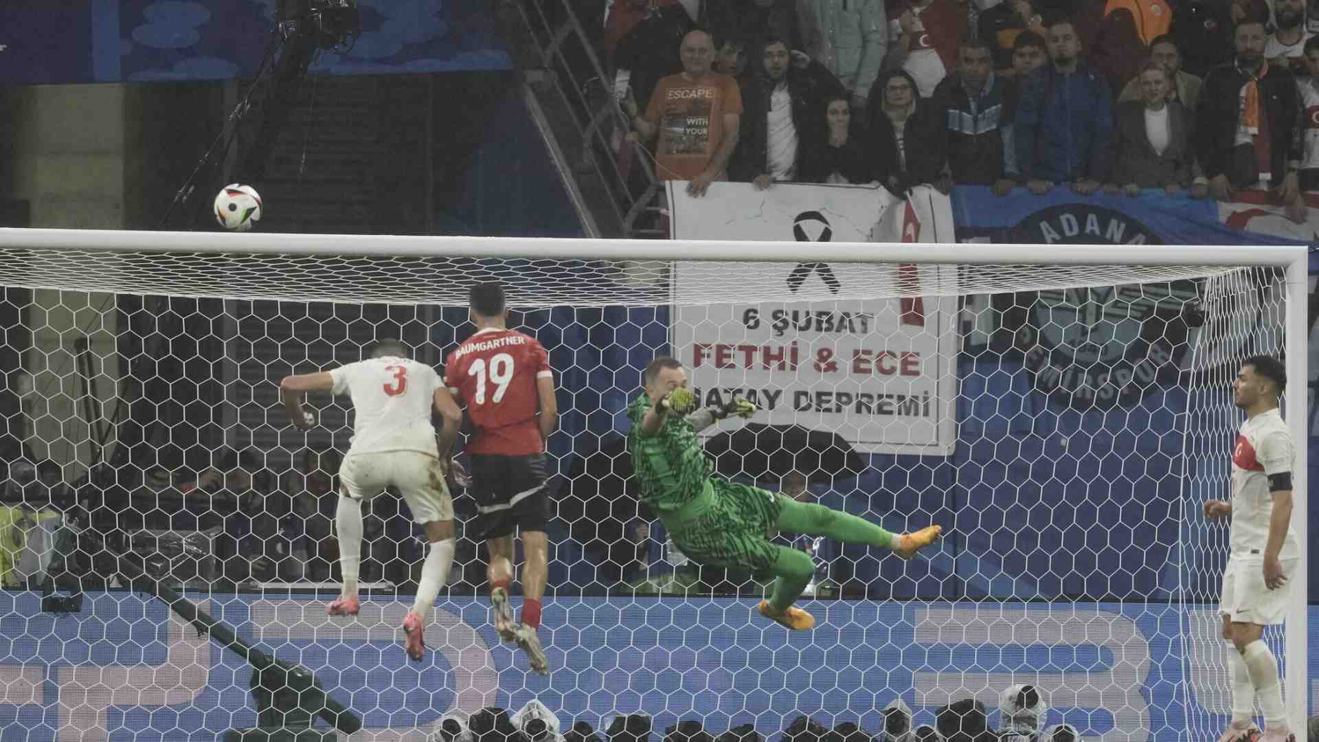Immagine di In attesa delle semifinali, Gunok e Gundogan stregano i tifosi
