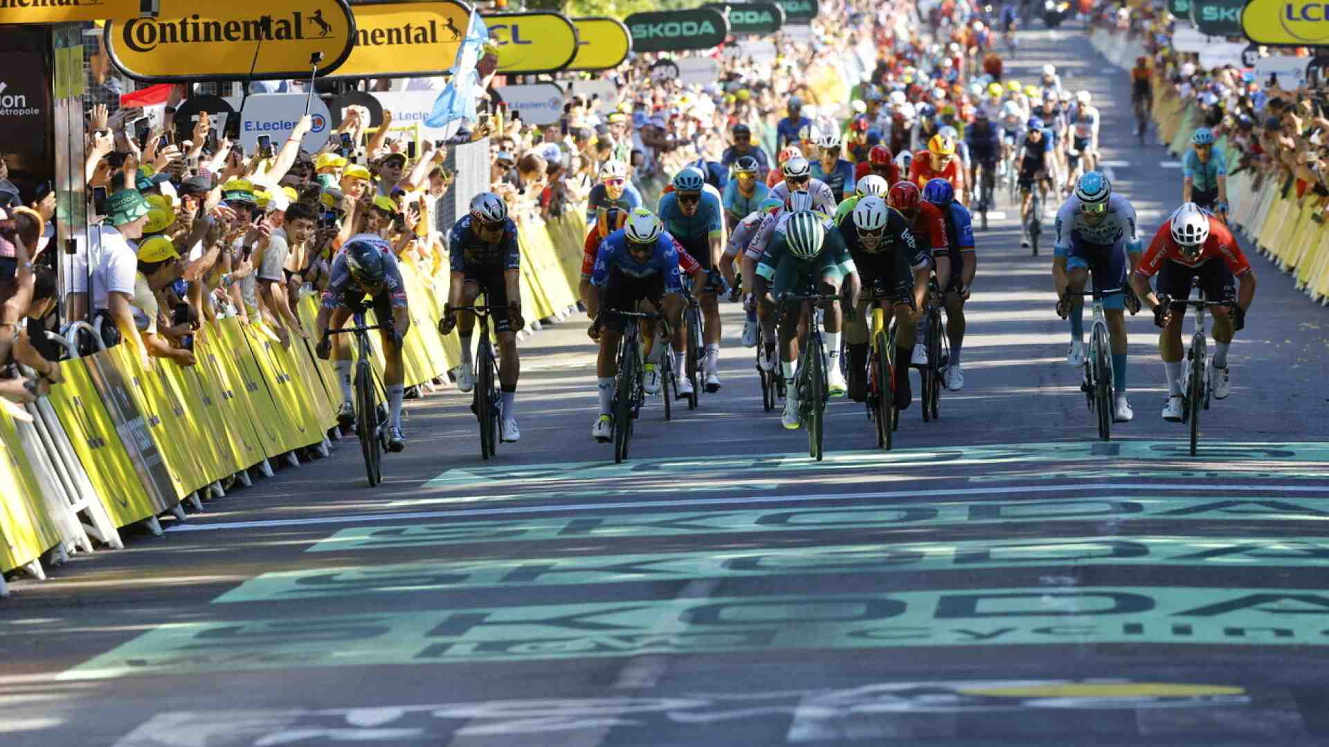 Immagine di Tour de France. A Digione vince Groenewegen, a forza di non essere vento