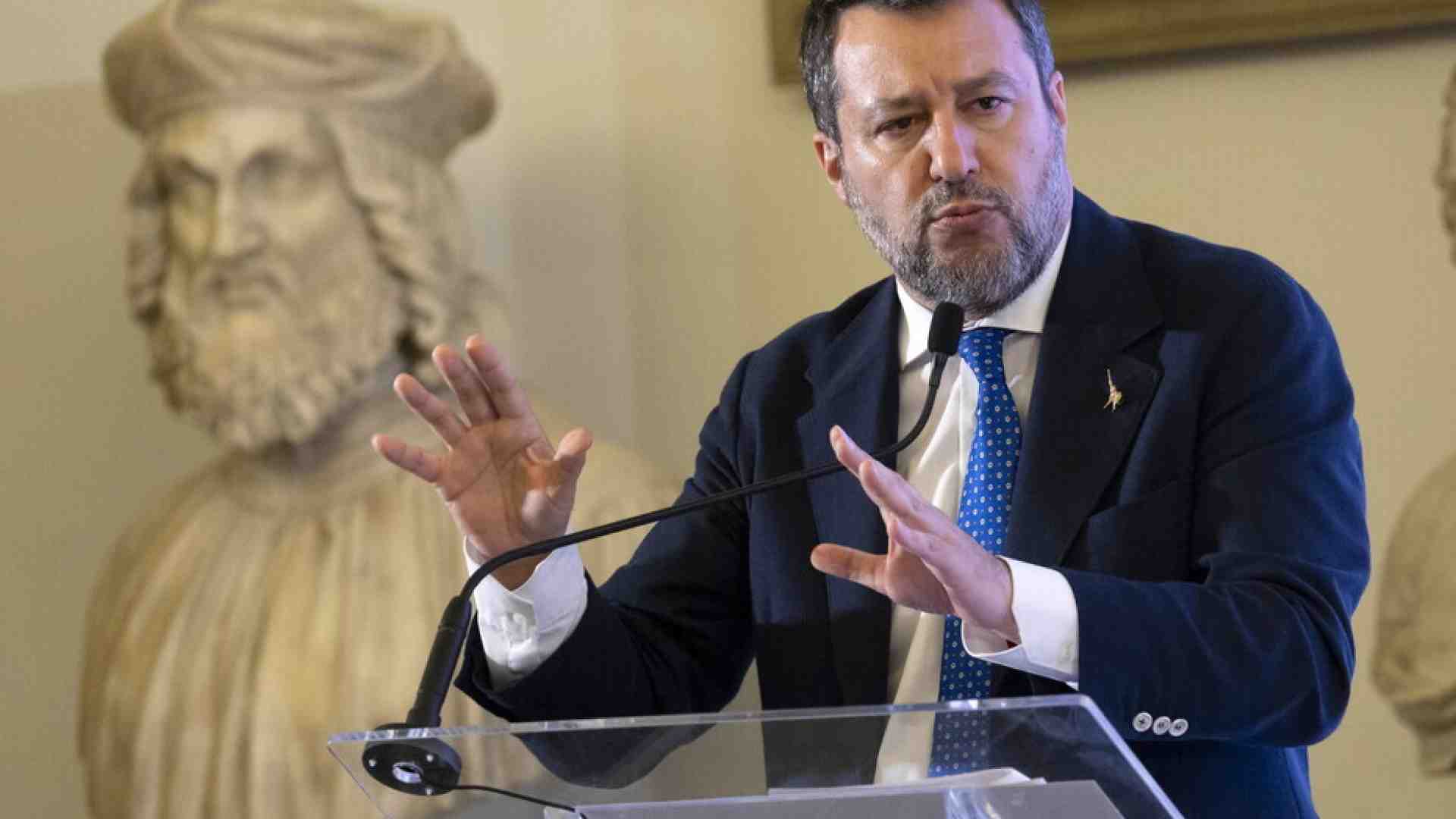 Immagine di Salvini, il ministro geniale. Aumentano i clienti, e lui invece di aumentare i taxi punisce gli Ncc