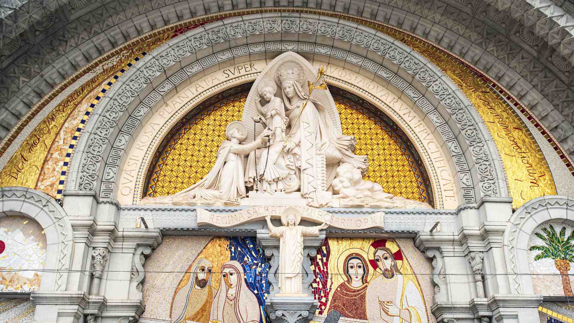 Immagine di Rupnik resta a Lourdes, ma i suoi mosaici saranno messi in ombra