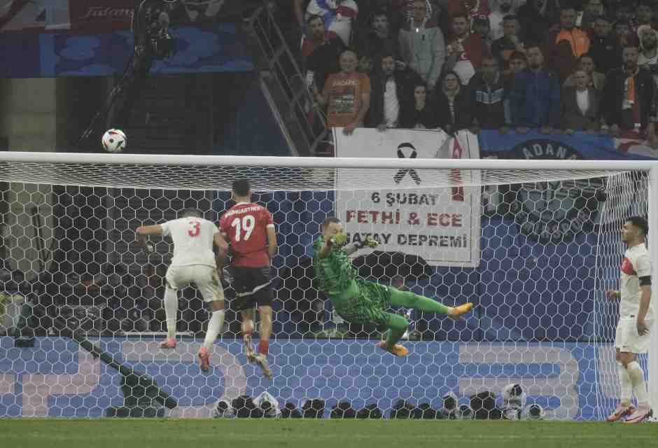 Il portiere della Turchia Mert Gunok para un tiro dell'austriaco Christoph Baumgartner (AP Photo/Thanassis Stavrakis)