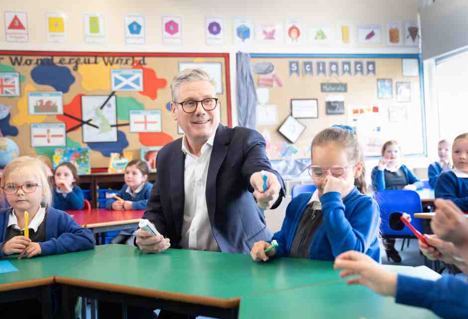 Il leader laburista Starmer in visita alla Whale Hill Primary School di Eston, nel corso della sua campagna elettorale (Stefan Rousseau/PA Images)&nbsp;<br />