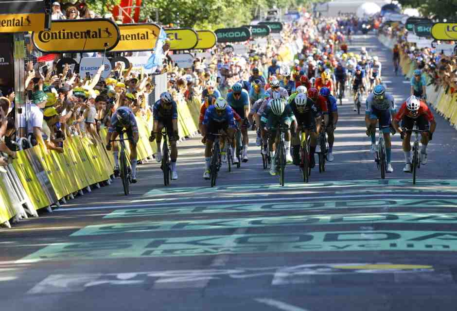 L'arrivo della 6a tappa del Tour de France 2024 (foto Epa, via Ansa)