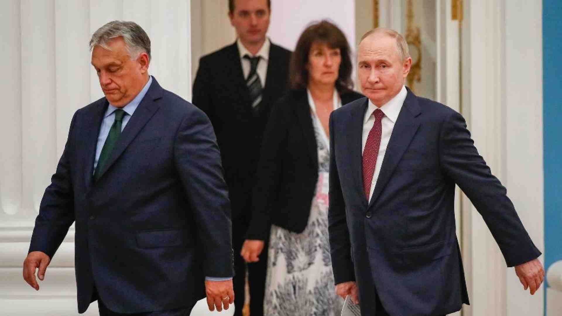 Immagine di Orbán alla corte di Putin imbarazza l’Ue: «Atteggiamento sleale»