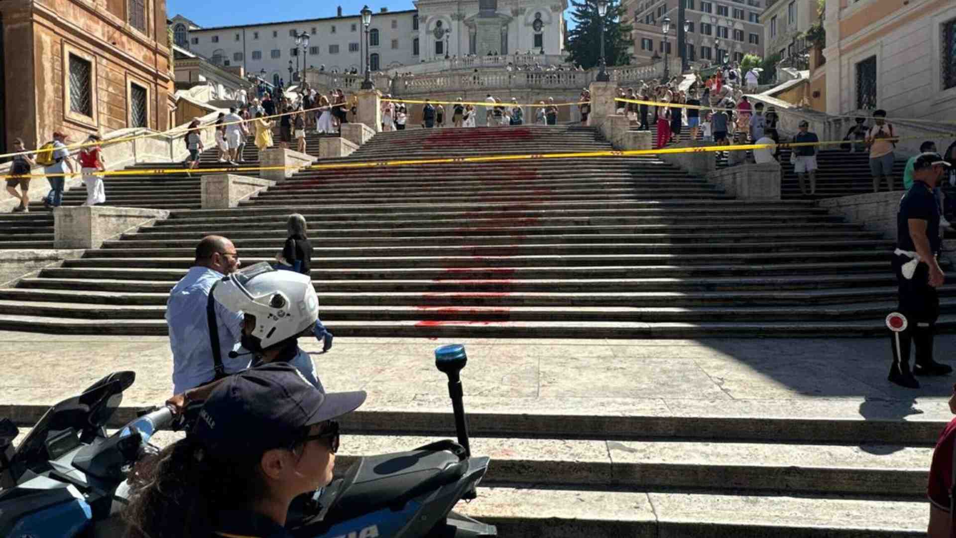 Immagine di La vernice ecoterrorista sui monumenti di Roma, una città sconfitta