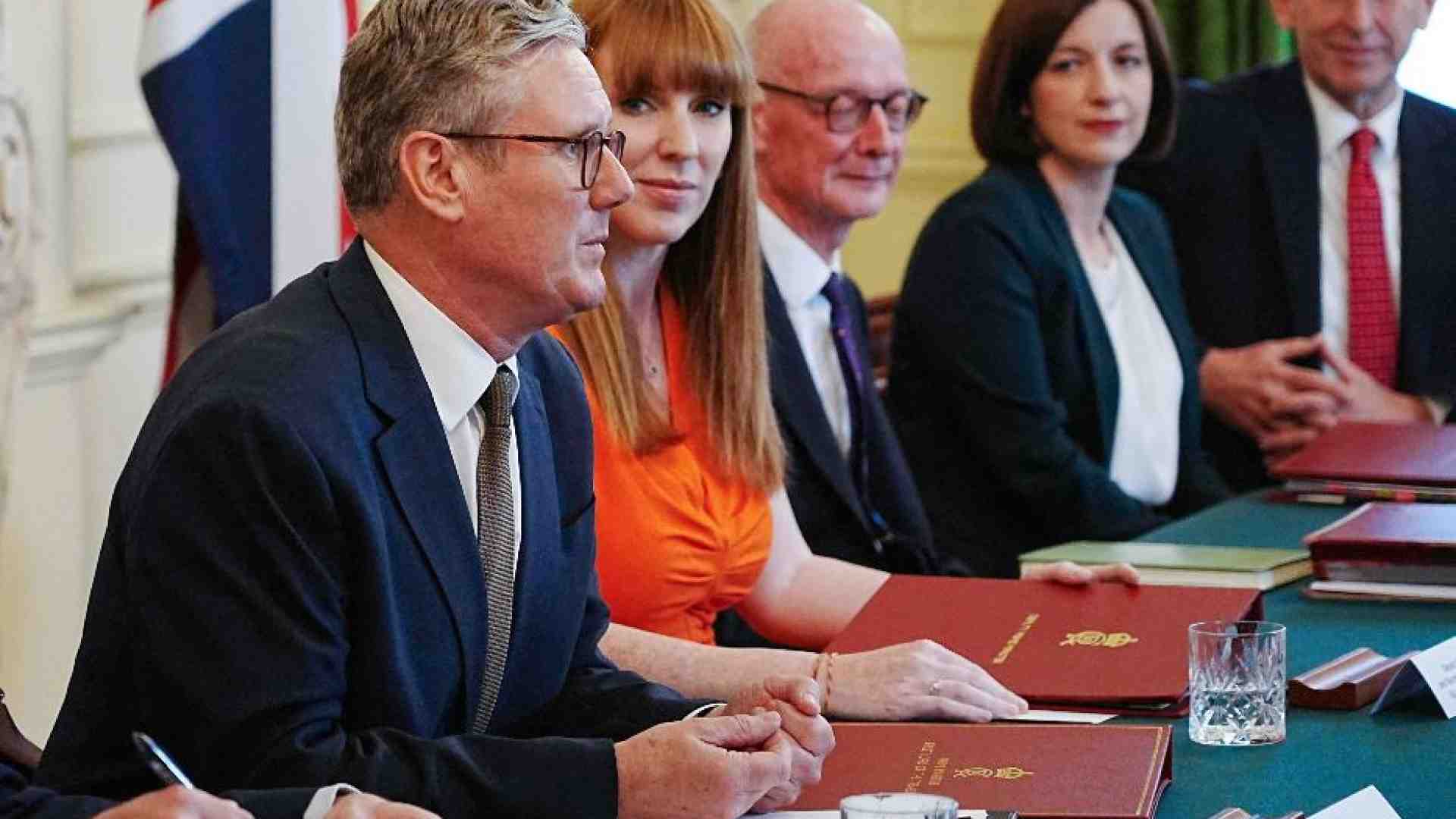 Immagine di Il programma di Starmer: stop al piano migranti in Ruanda. Due donne al vertice