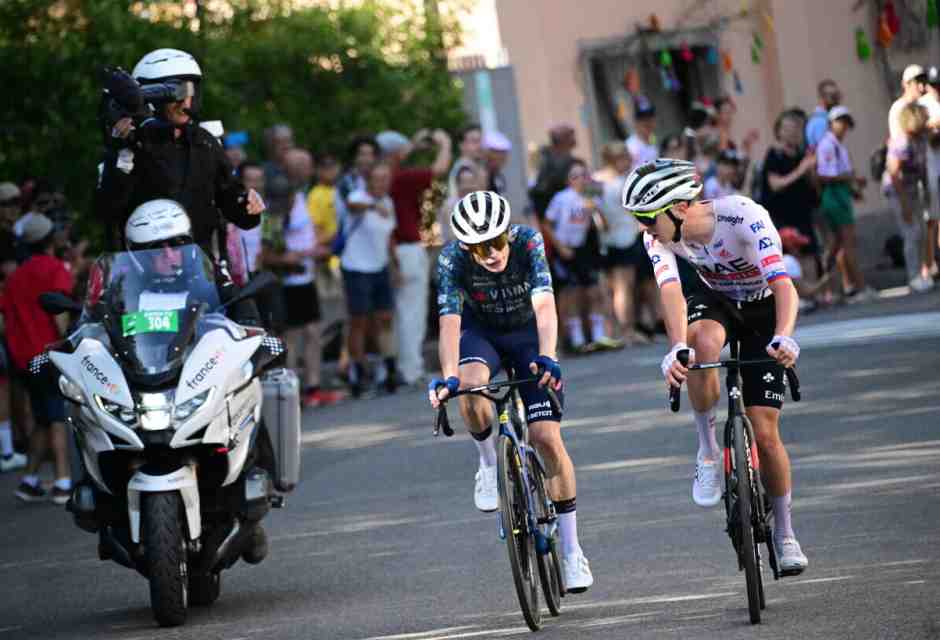 Jonas Vingegaard con Tadej Pogacar sulla salita che porta alla Basilica della Madonna di San Luca (foto Epa, via Ansa)