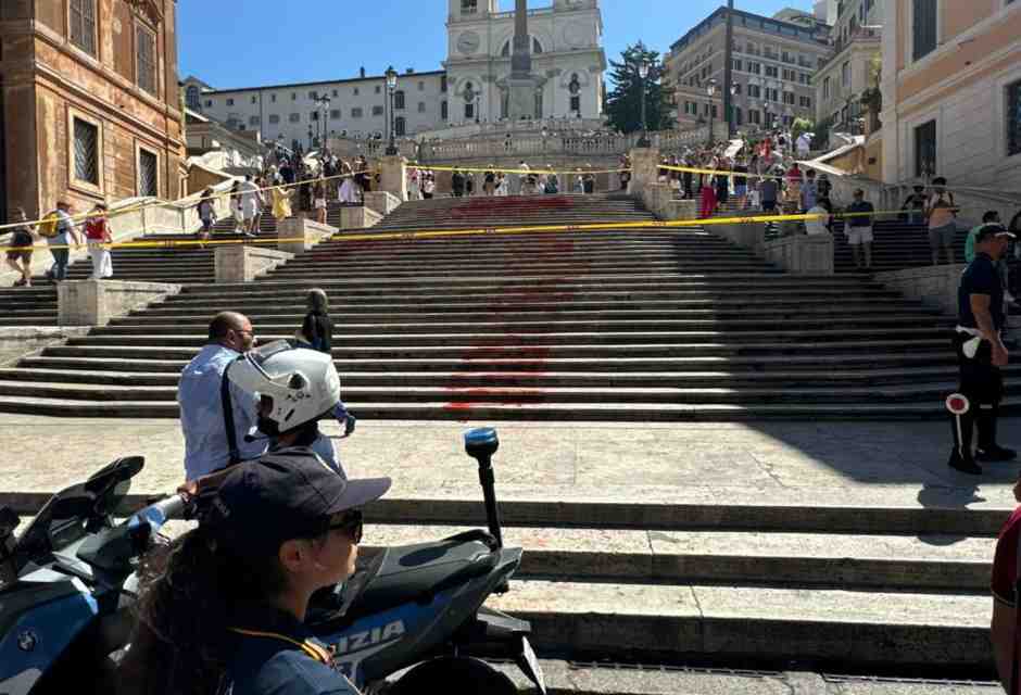 &nbsp;Piazza di Spagna dopo la protesta del collettivo "Bruciamo tutto" contro i femminicidi - foto Ansa