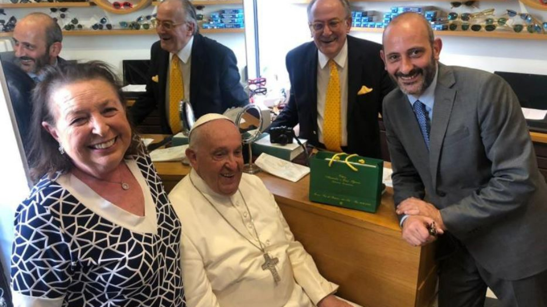 Immagine di Papa Francesco torna a rifarsi gli occhiali. «Così abbiamo scherzato in negozio»