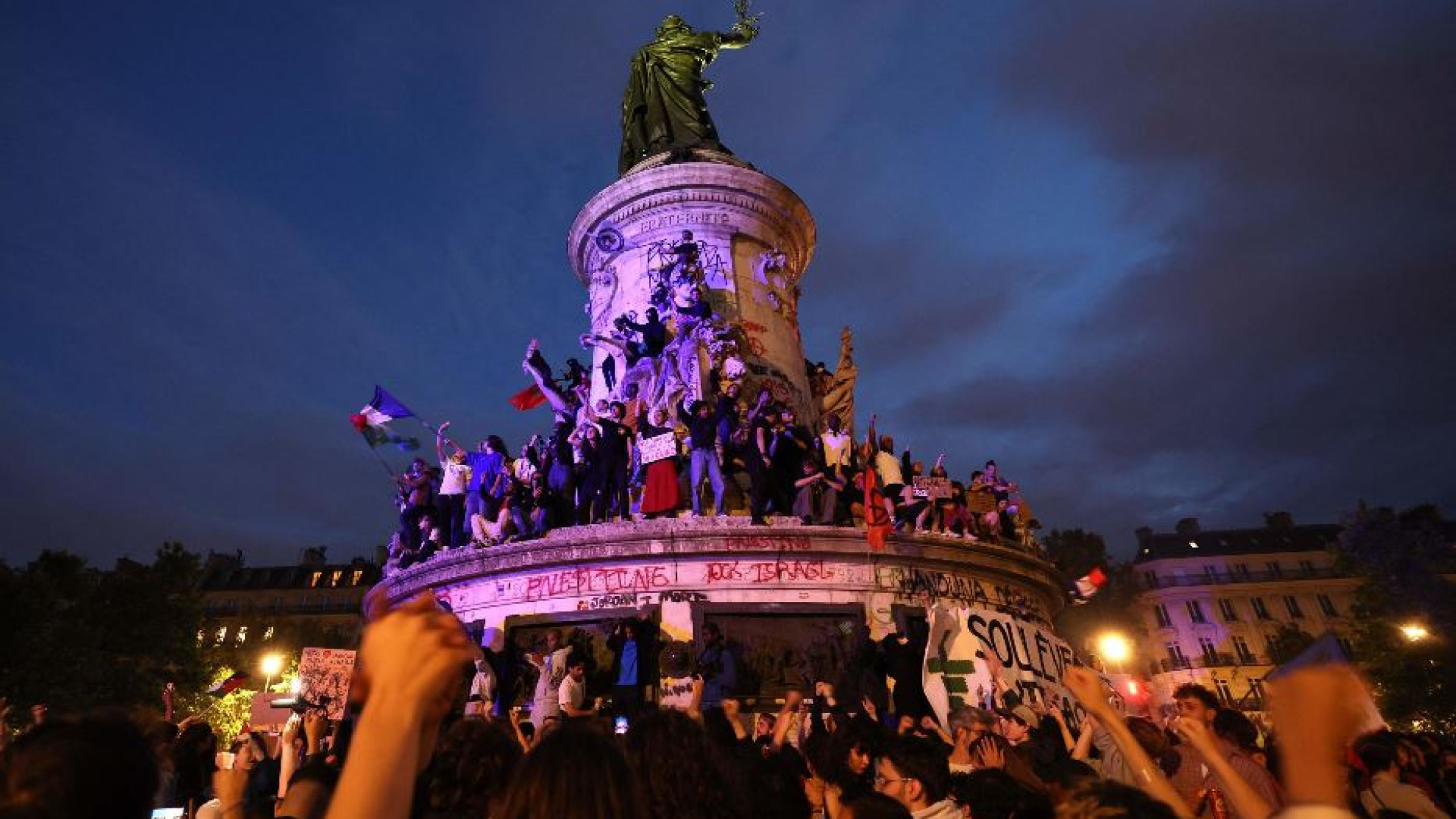 Immagine di Rovesciati i pronostici: vince la sinistra, Le Pen solo terza