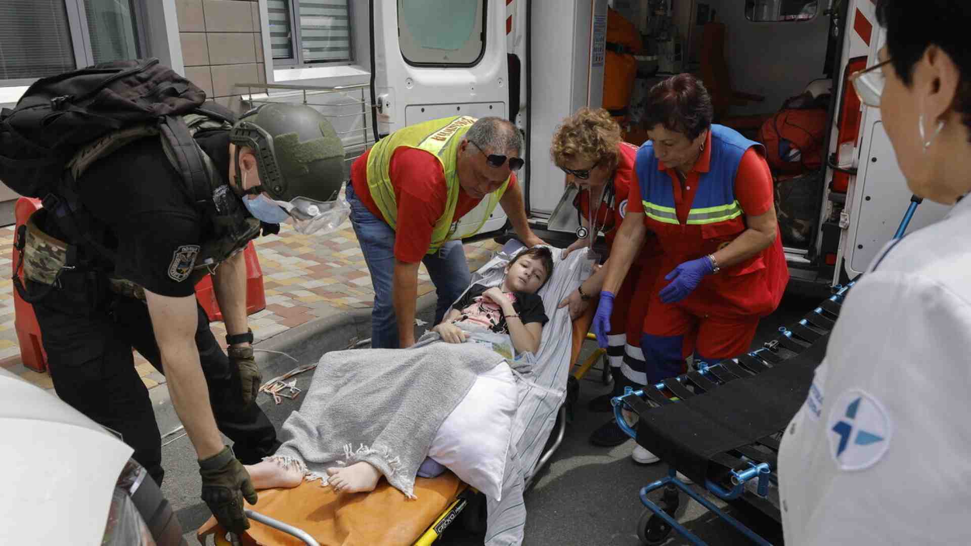 Immagine di Putin bombarda l’ospedale pediatrico di Kyiv: le macerie sui bambini malati