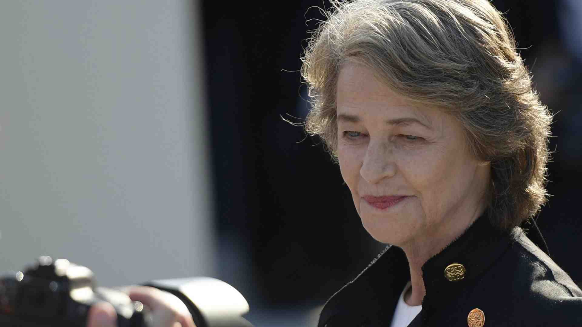 Immagine di "Annoiarsi da piccoli è fondamentale, ma le nuove generazioni non sanno cosa significa". Intervista a Charlotte Rampling