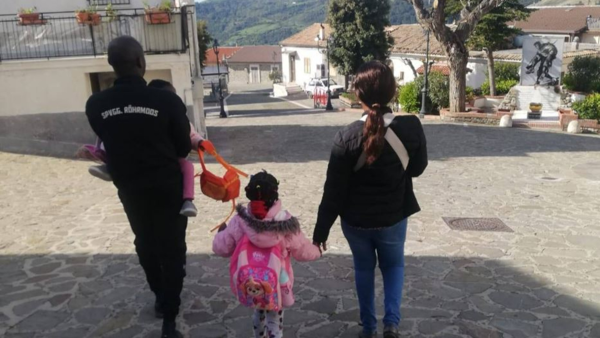 Immagine di I migranti salvano i piccoli paesi spopolati. Così tutelano classi e negozi