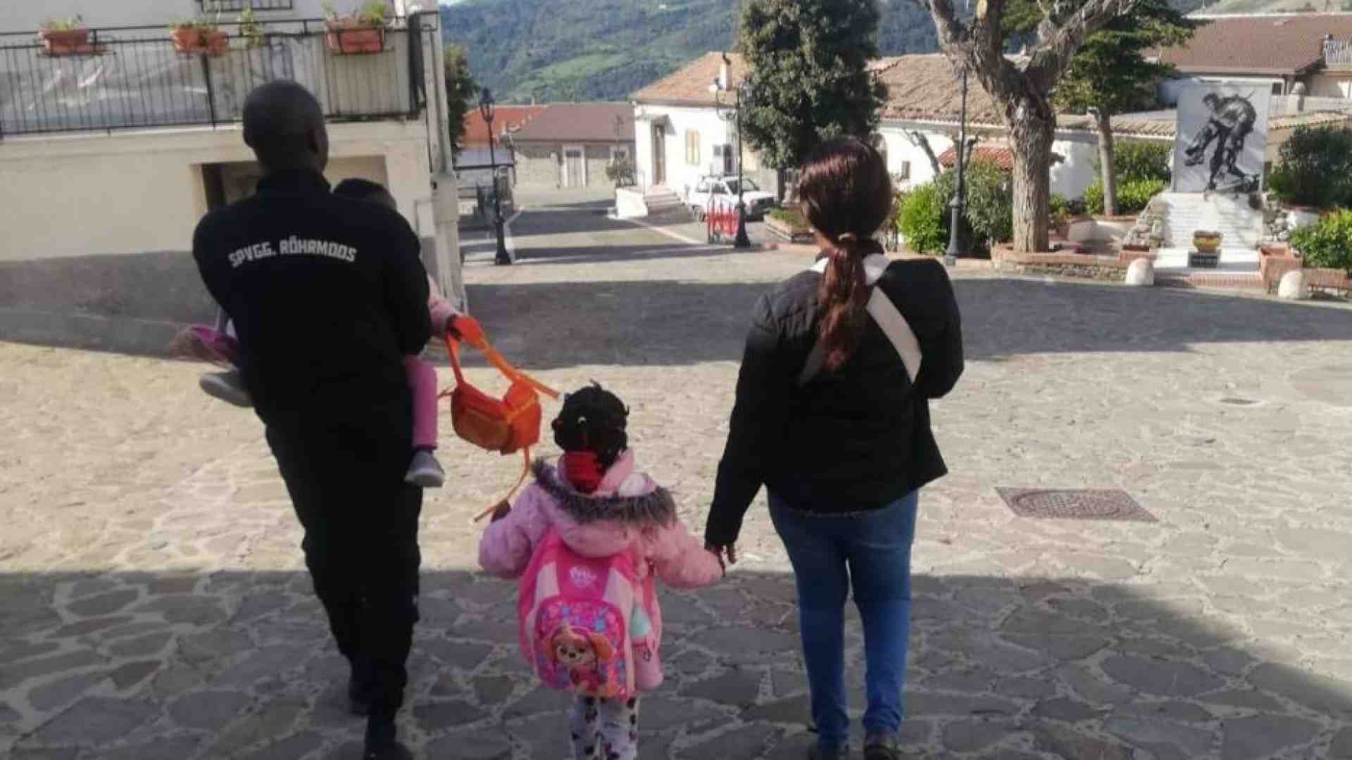 Immagine di I migranti salvano i piccoli paesi spopolati. Così tutelano classi e negozi