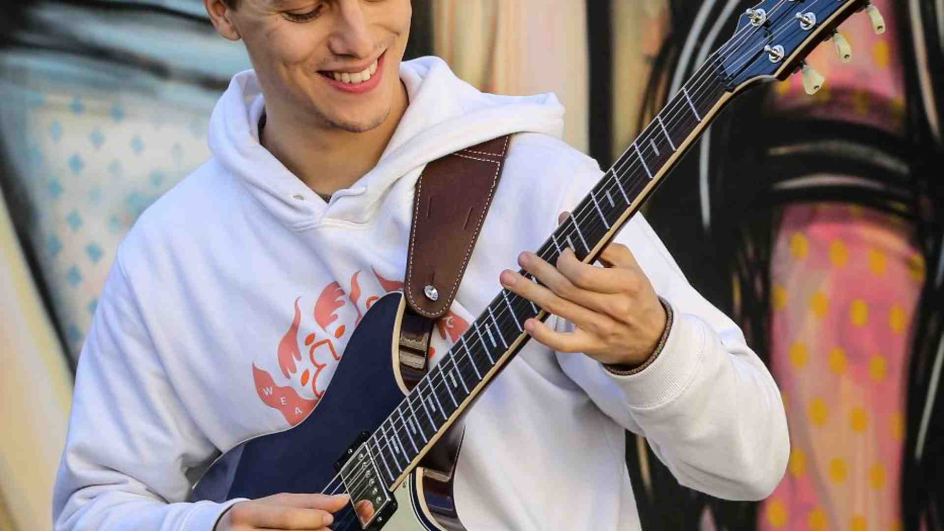 Immagine di La stella della chitarra Matteo Mancuso: «I miei suoni dell'anima»