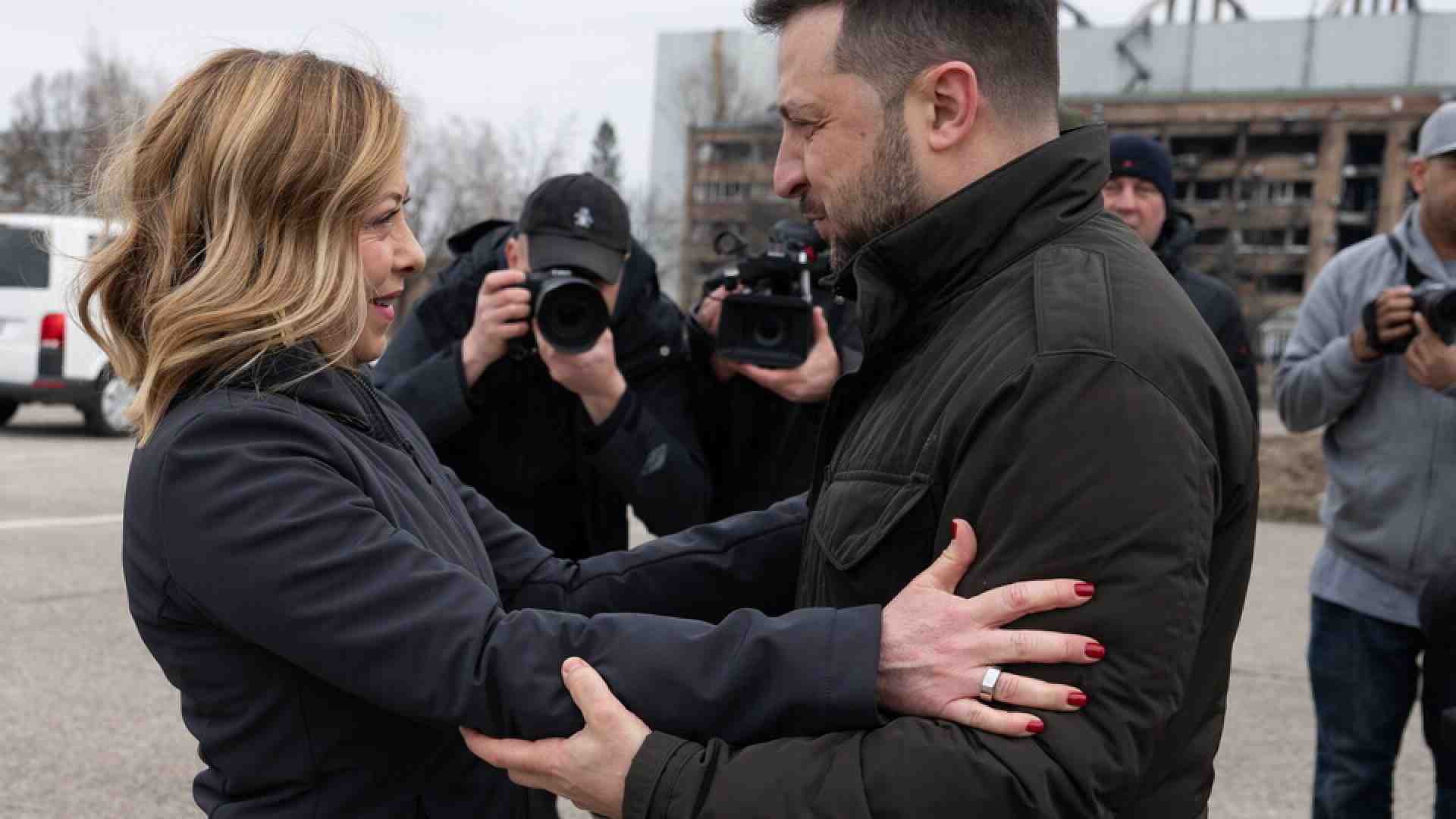 Immagine di Meloni come Le Pen? Con tutto il rispetto, non diciamo vaccate, grazie