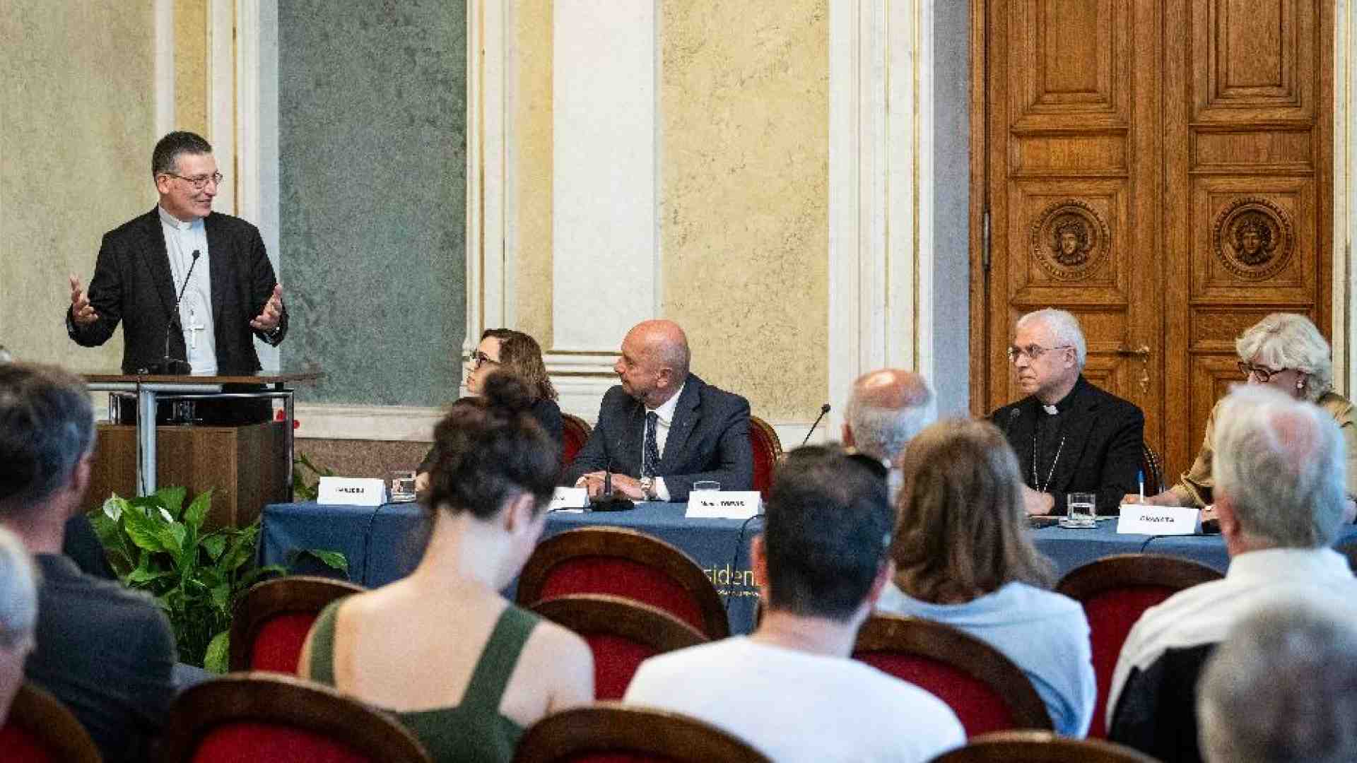 Immagine di Manuel, malato di Sla, benedice il suo amico vescovo