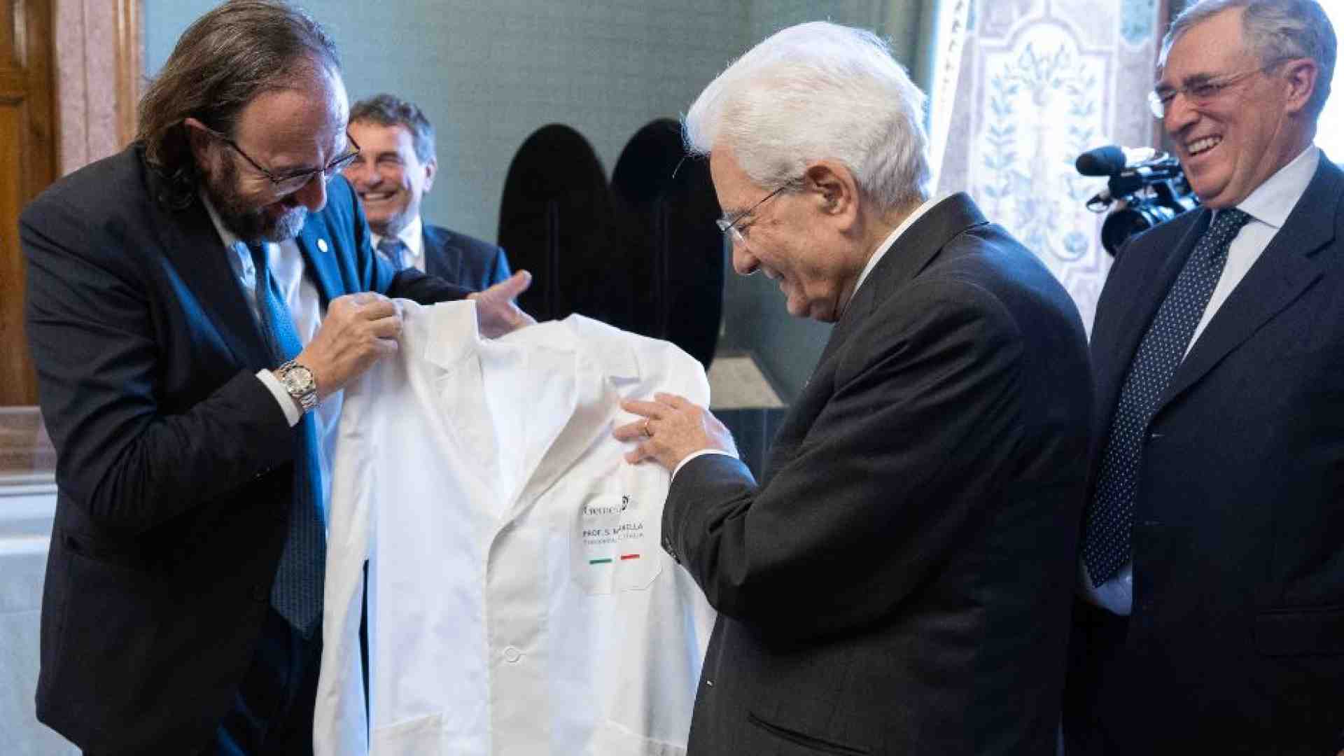 Immagine di Il Gemelli celebra i 60 anni con Mattarella. E gli dona il camice da "primario"
