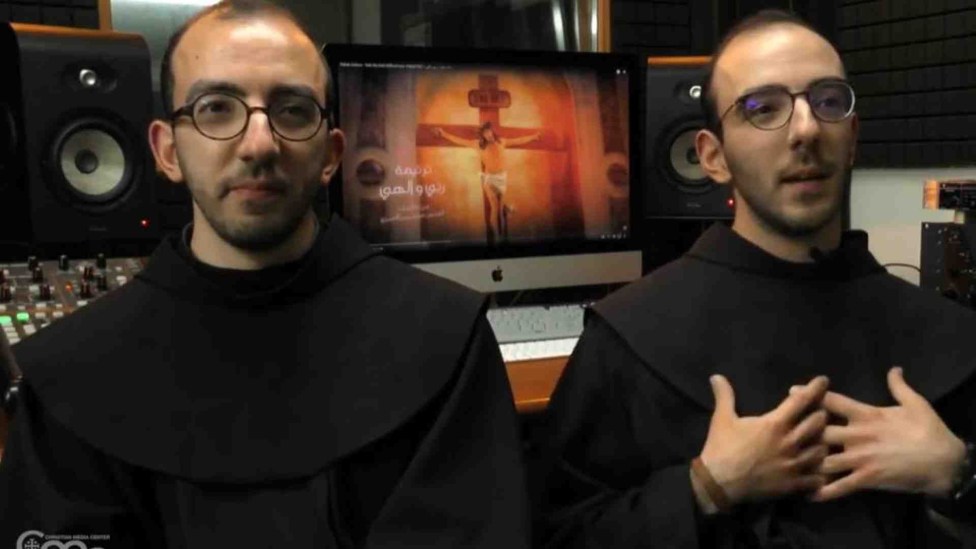 Immagine di George e Johnny, fratelli gemelli ordinati sacerdoti dallo zio