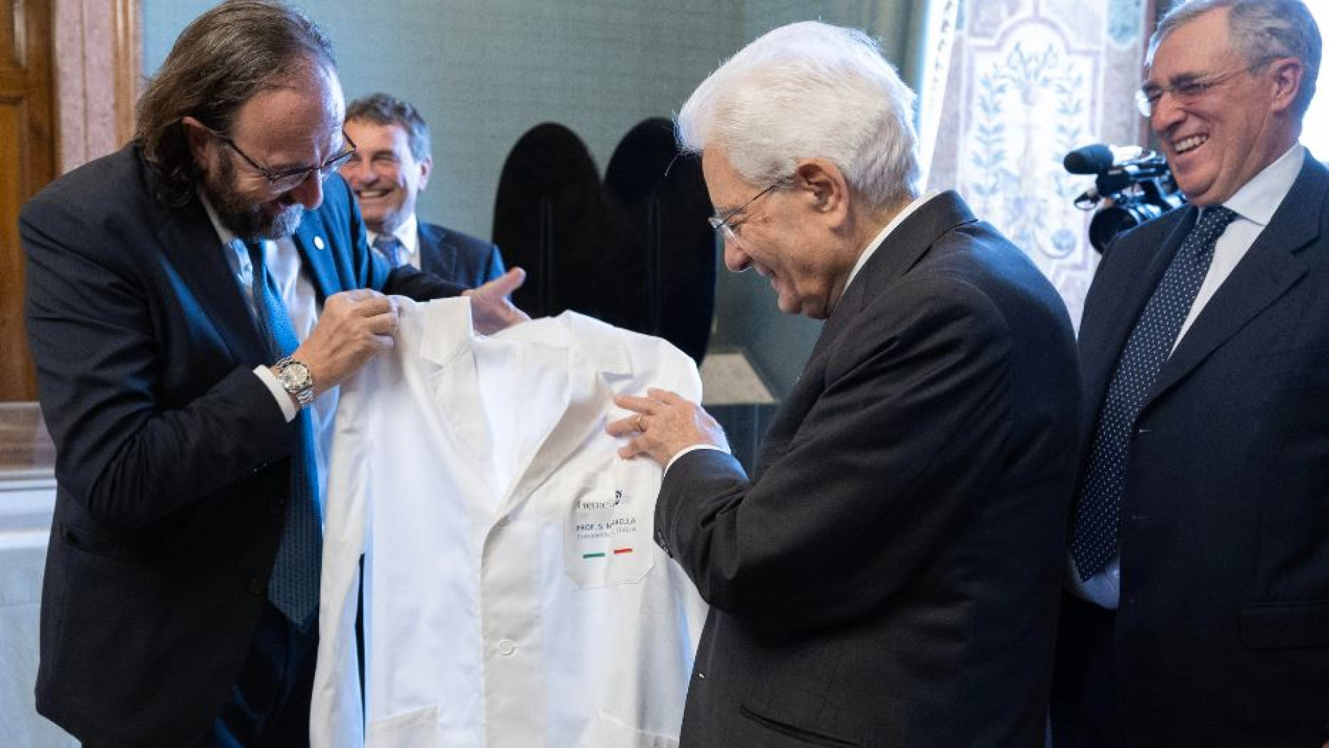 Immagine di Il Gemelli celebra i 60 anni con Mattarella. E gli dona il camice da "primario"